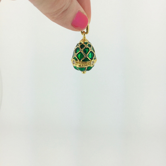 Vintage Jewelry - VINTAGE . WINTERTHUR MUSEUM . EGG PENDANT